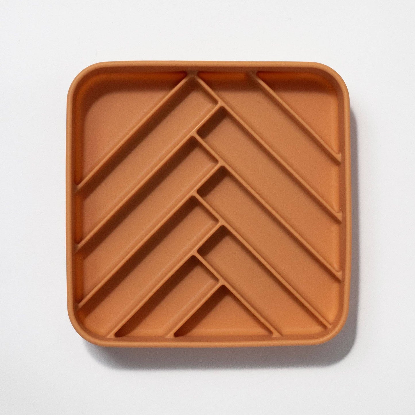 Dogged - chevron slow feeder bowl - nutmeg: Nutmeg