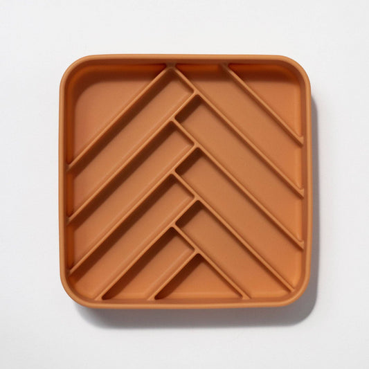 Dogged - chevron slow feeder bowl - nutmeg: Nutmeg